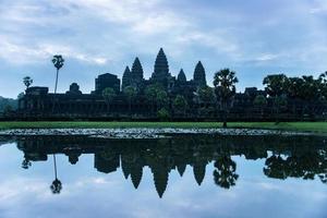 angkor wat är en tempel komplex i cambodia och de största religiös monument i de värld foto