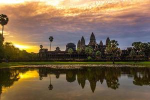 angkor wat är en tempel komplex i cambodia och de största religiös monument i de värld foto