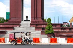 phnom penh, cambodia - aug 02, 2017. traditionell tuk tuk bil i cambodia med de oberoende monument på tillbaka jord foto