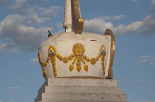 stänga upp av en stupa med gul ornament. gandan tempel, mongoliet foto