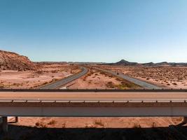 nordlig arizona motorväg genom röd stenar och landskap. foto