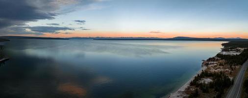 skön kväll se av de yellowstone nationell parkera foto