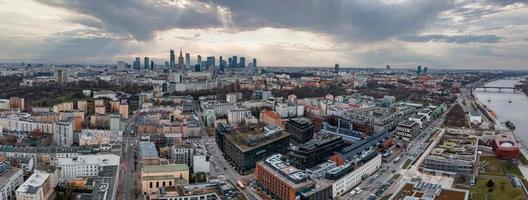 panorama- antenn se av de modern skyskrapor och företag Centrum i Warszawa. foto