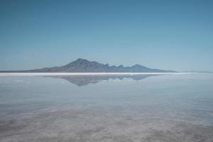 naturskön se av bonneville salt platt och bergen med klar himmel i bakgrund foto