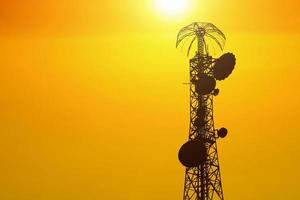 telekommunikation torn med antenn. i de kväll. kommunikation begrepp. foto