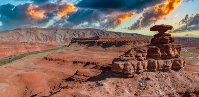 de balansering sten kallad mexikansk hatt sten i utah. mexikansk hatt foto