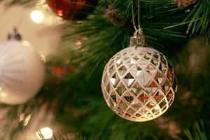 dekorerad jul träd på suddig, gnistrande och fe- bakgrund foto