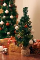 dekorera jul träd på ljus bakgrund foto