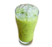 iced matcha latte eller komprimerad mjölk tillsatt grön te i transparent glas isolerat på vit bakgrund foto