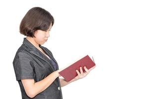 ung kvinna kort hår innehav upp röd bok foto