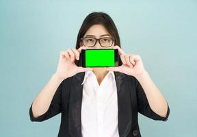 kvinnor innehav smartphone falsk upp grön skärm foto