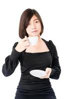 kvinna innehav kaffe kopp isolerat på vit foto