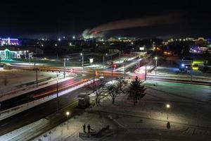 nattpanorama av ljus i fönstren i en flervåningsbyggnad. livet i en storstad foto