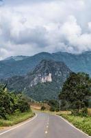 landskap berg med väg i nan thailand foto