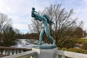 oslo, Norge - februari 28, 2016 - skulptur i de vigeland parkera. den är de världens största skulptur parkera tillverkad förbi en enda konstnär, och är ett av norges mest populär turist attraktioner. foto