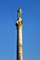 förbund soldaternas och sjömäns monument. den skildrar en brons förbund privat stående på topp av de pelare, som är sammansatt av 13 granit block till symbolisera varje av de förbund stater. foto