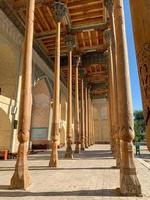 bolo-hauz moské byggd i de 17:e århundrade, med trä- ristade kolonner i bukhara, uzbekistan. foto