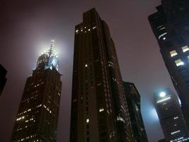 ny york stad skyskrapor på natt på en dimmig kväll i midtown manhattan. foto