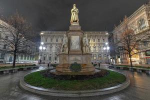 staty av Leonardo da vinci i milano, Italien på natt. foto