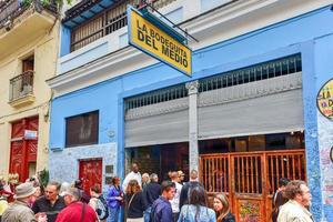 Havanna, kuba - januari 8, 2017 - la bodeguita del medio i havana.sedan dess öppning i 1942, detta känd restaurang har varit en favorit av ernest hemingway och pablo neruda bland Övrig personligheter foto