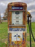 klassisk årgång gammal tid gas pump ansikte, en bit bärs ut. foto