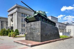 sovjet t-34-85 tank på en piedestal nära de armén huvudkontor i minsk, belarus, 2022 foto