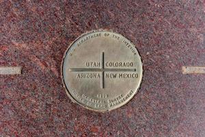 de fyra hörn monument märken de fyrpunkt i de sydvästlig förenad stater var de stater av arizona, colorado, ny Mexiko, och utah träffa. foto