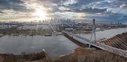 antenn panorama av Warszawa, polen med swietokrzyski bro foto