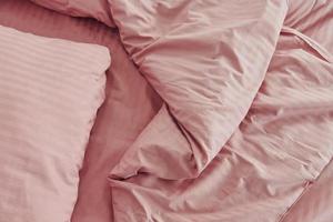 rosa färgad säng. interiör och design av skön modern sovrum på dagtid foto