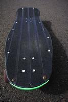 årgång stil longboard svart skateboard foto