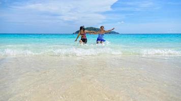 mor och dotter Lycklig på de strand foto