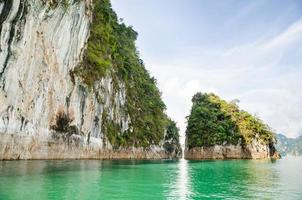 skön ö och grön sjö guilin av thailand foto