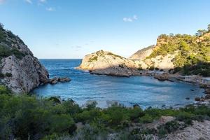 turkos vattnen i es portitxol, ibiza, Spanien. dold bukt på de ö av ibiza, i sant joan de labritja. foto