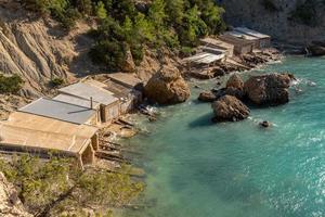 turkos vattnen i es portitxol, ibiza, Spanien. dold bukt på de ö av ibiza, i sant joan de labritja. foto