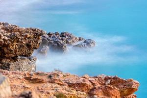 cala salada och saladeta i san antonio en dålig på baleariska öar Spanien. lång exponering, typisk hus för fiske båtar och rocks. foto