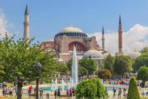 hagia sophia i istanbul med fontän i sultanahmet parkera foto