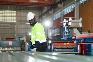 ung ingenjörer ingenjörer testning och bekräftande den där de maskineri på de fabrik foto