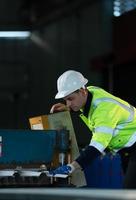 ung ingenjörer ingenjörer testning och bekräftande den där de maskineri på de fabrik foto