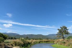 himmel med moln, sjö, berg sommar landskap i thailand foto