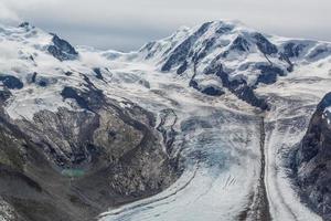 antenn se av de alps bergen i schweiz. glaciär foto