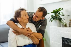 barnbarn besöker mormor foto