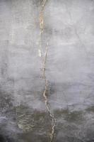 cement vägg med spricka foto