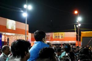 1:a juli 2022, Kolkata, väst bengal, Indien. liten bebis pojke njuter snarare mela under kolkata rath yatra foto