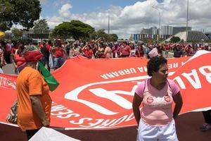 Brasilien, Brasilien jan 1 2023 folkmassor av människor rubrik ner de esplanada mot de nationell kongress för de invigning av president lula i Brasilien. foto