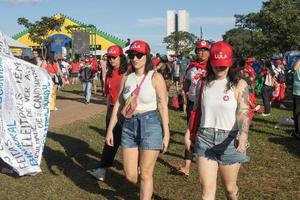 Brasilien, df, Brasilien jan 1 2023 lula supportrar sammankomst i främre av de nationell kongress som visar Stöd för president lula foto