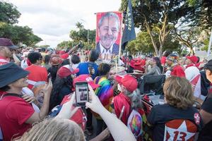 Brasilien, df, Brasilien jan 1 2023 lula supportrar paradera ner de esplanada i Brasilien, i Stöd av deras ny president foto