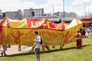 Brasilien, df, Brasilien jan 1 2023 lula supportrar paradera runt om bärande en baner i Stöd av deras president foto