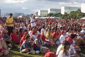 Brasilien, df, Brasilien jan 1 2023 lula supportrar sammankomst i främre av de nationell kongress som visar Stöd för president lula foto