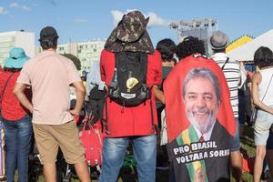 Brasilien, df, Brasilien jan 1 2023 lula supportrar sammankomst i främre av de nationell kongress som visar Stöd för president lula foto