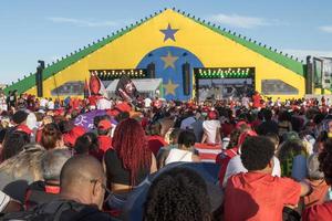 Brasilien, df, Brasilien jan 1 2023 lula supportrar sammankomst i främre av de nationell kongress som visar Stöd för president lula foto